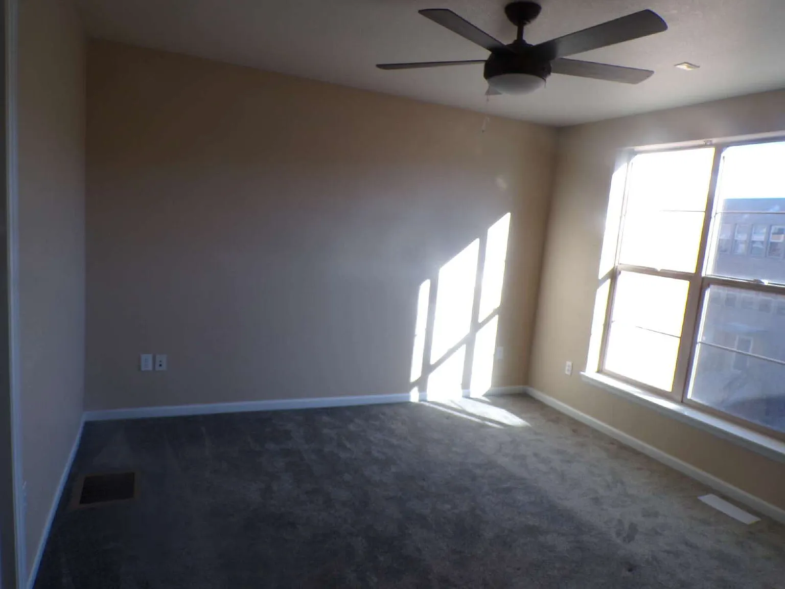 3 bed, 2.5 bath, 1826 sqft, $2,895 — Photo 2