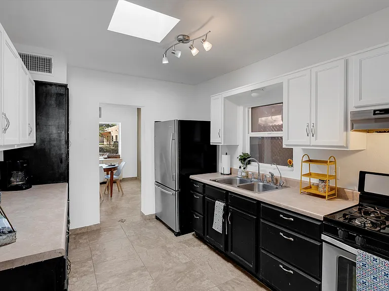 1112 W Huron St — Photo 11