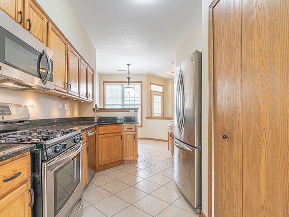 2nd image of 989 Sheridan Cir #989