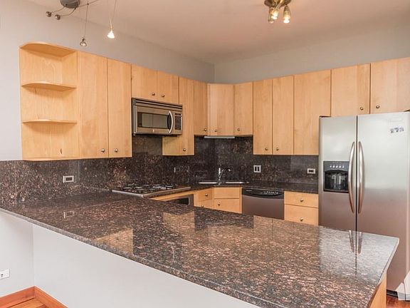 4th image of 852 N Ashland Ave