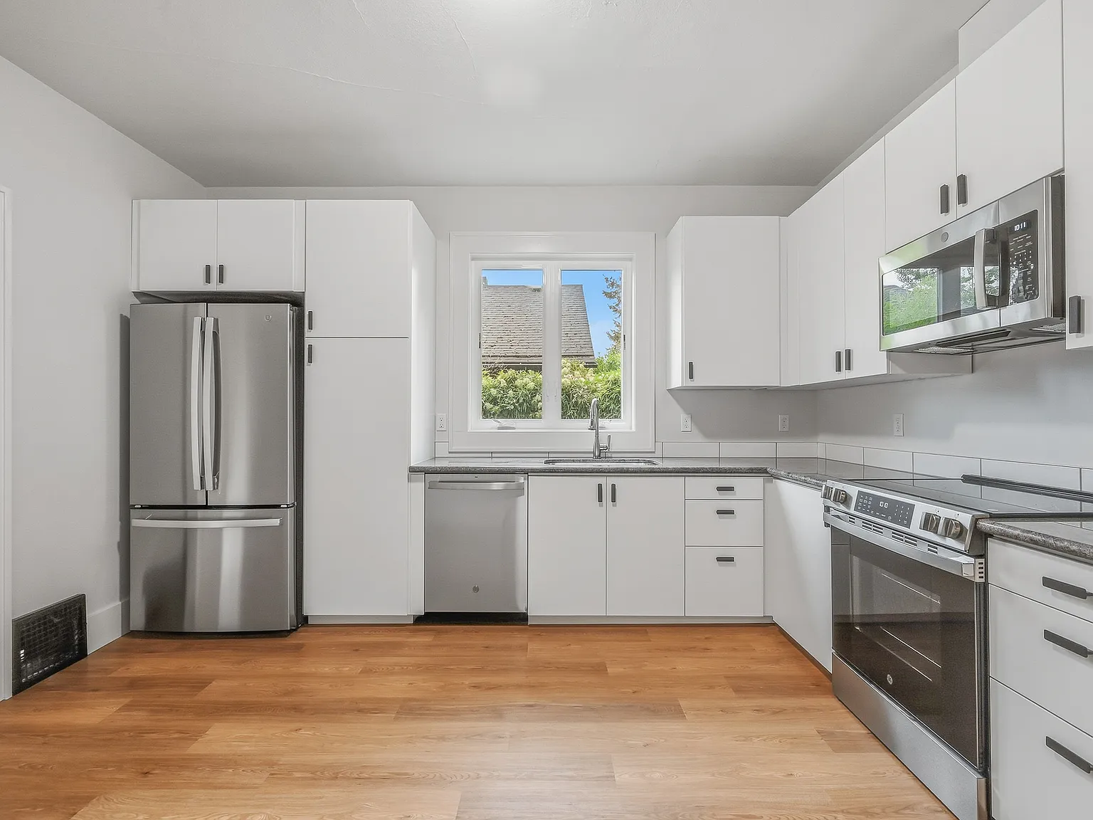 3 bed, 1900 sqft, $3,850 — Photo 2