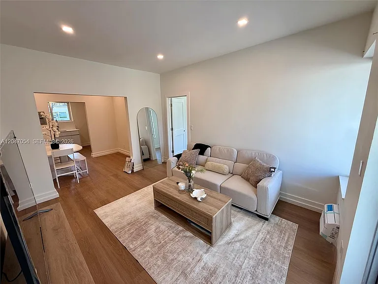 1535 West Ave #4 — Photo 2
