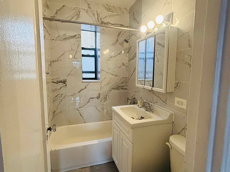 133 W 71st St #7C8C — Photo 27