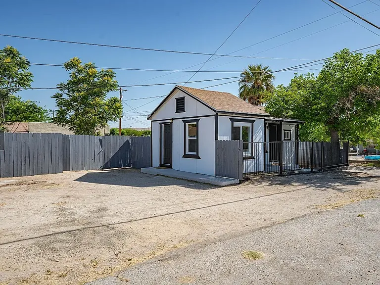 200 Van Buren St #B — Photo 1