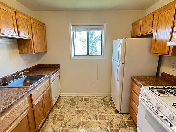 3rd image of 139 Green St APT 3
