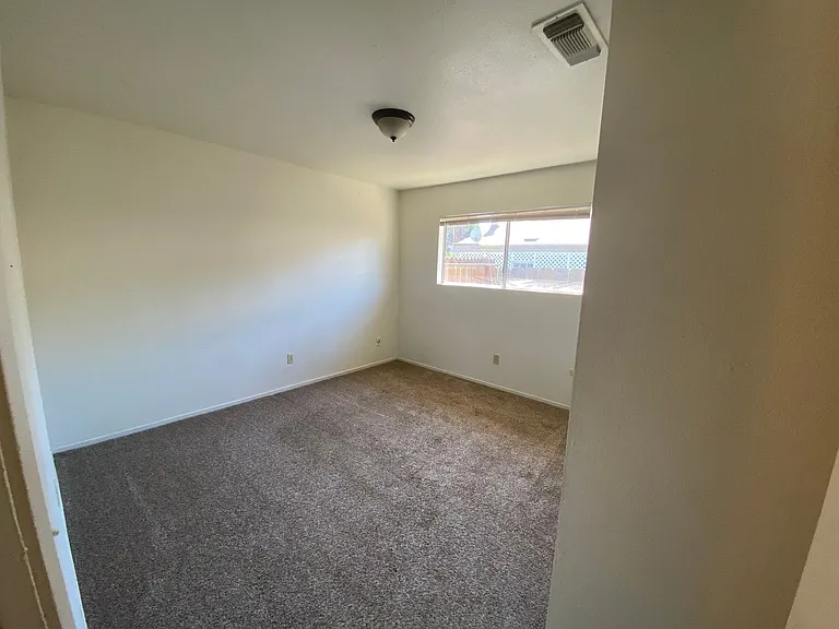 1424 N Lemoore Ave — Photo 8