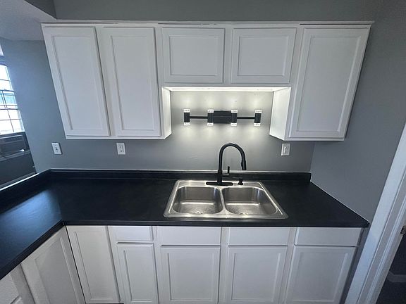 4th image of 910 Monroe St