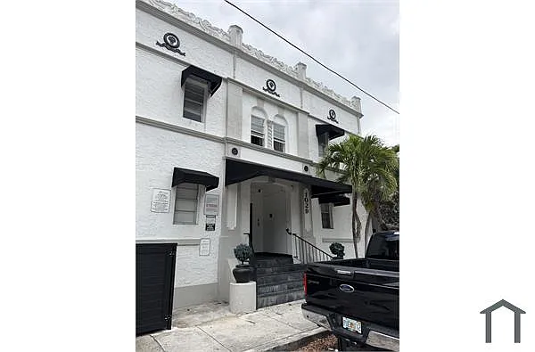 Building Photo - 1029 SW 5th St #11