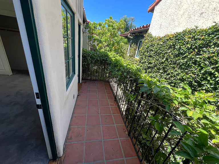 2420 De La Vina St #B — Photo 13
