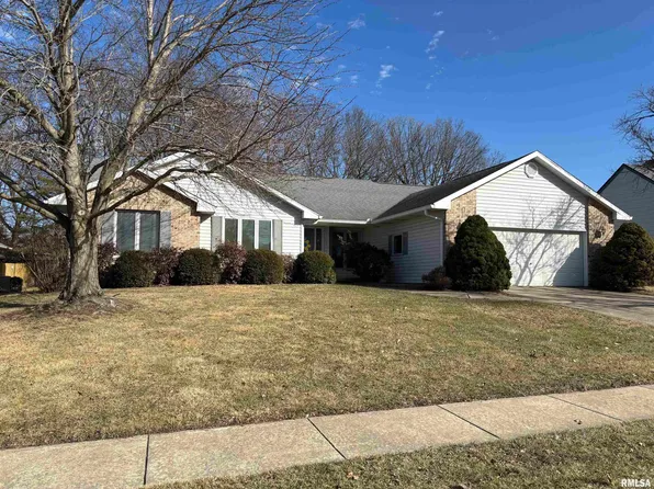 202 Westwinds Dr, Jacksonville, IL 62650