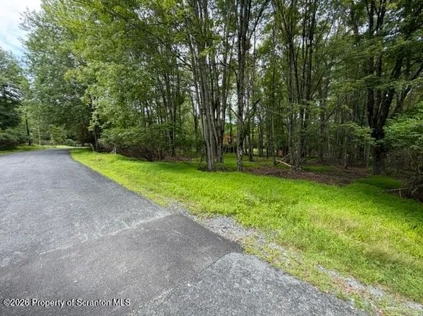 400 Snowshoe Cir, Lake Ariel, PA 18436