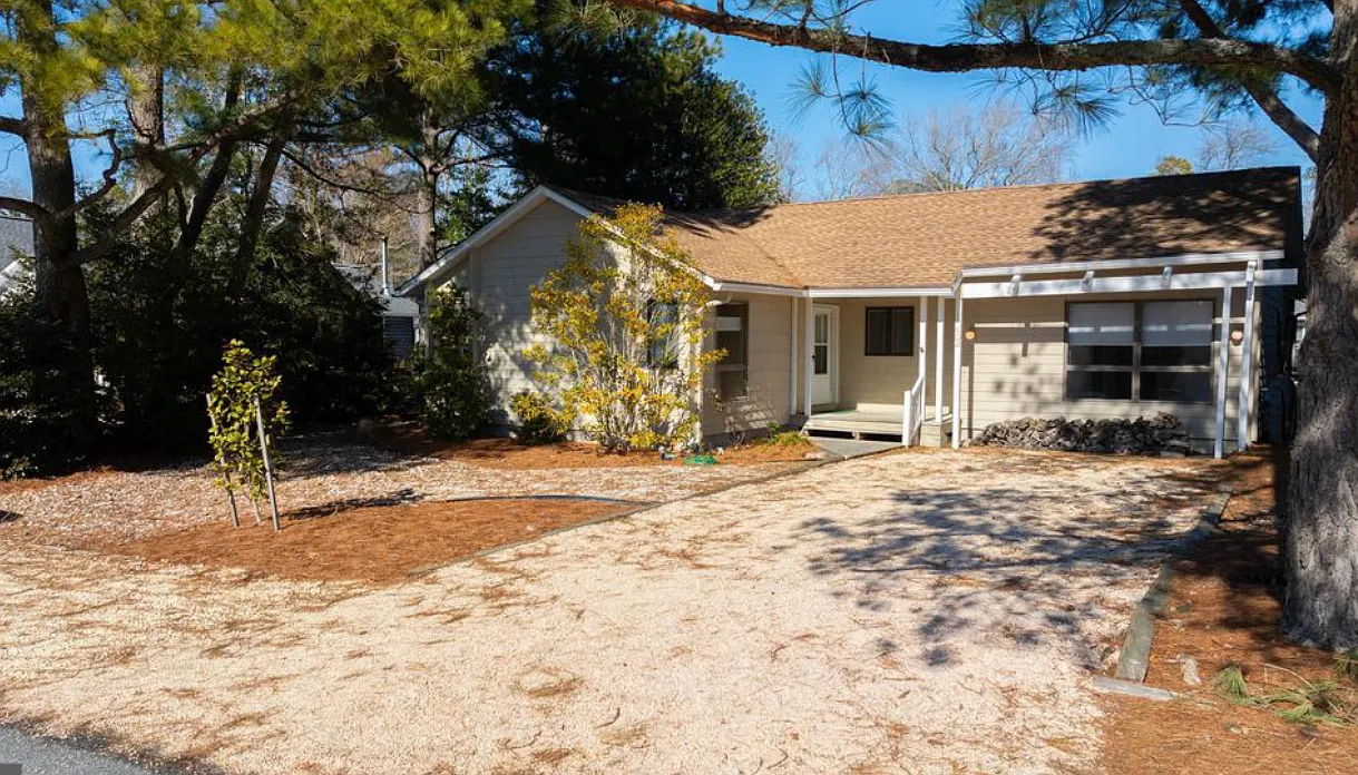 4 bed, 2200 sqft, $3,800 — Photo 1