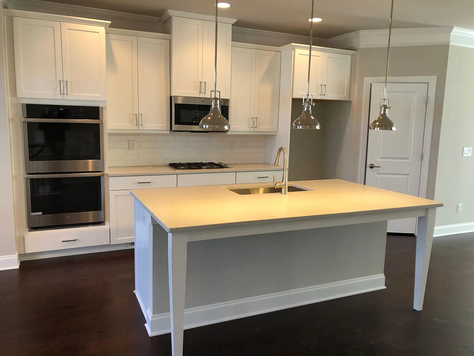 4 bed, 3.5 bath, 2404 sqft, $3,950 — Photo 2