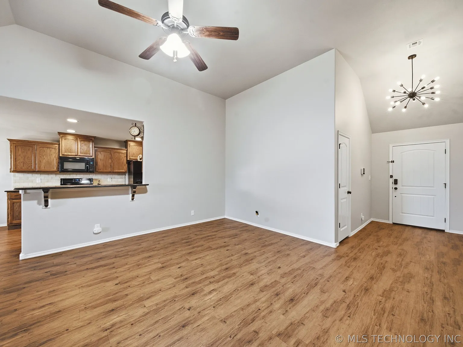 3 bed, 2.0 bath, 1541 sqft, $1,900 — Photo 3