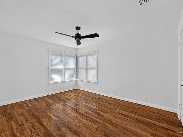 1704 Redwood Ave — Photo 12