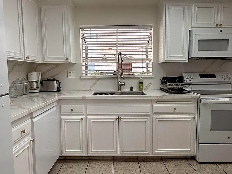 4950 Louise Ave #105 — Photo 12