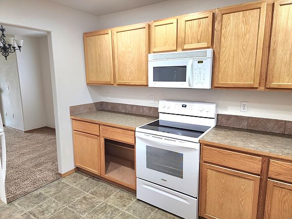 3rd image of 10709 Umtanum St SE