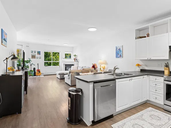 2109 Rowland St #206, Pt Coquitlam, BC V3C 6J4