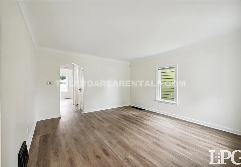 331 California Blvd — Photo 27
