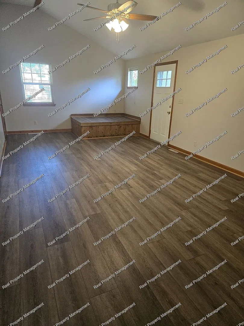 Spacious 2nd Floor 2 Bedroom Apartment — Photo 3