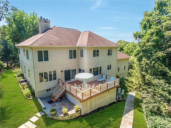 4th image of 15 Westwood Dr