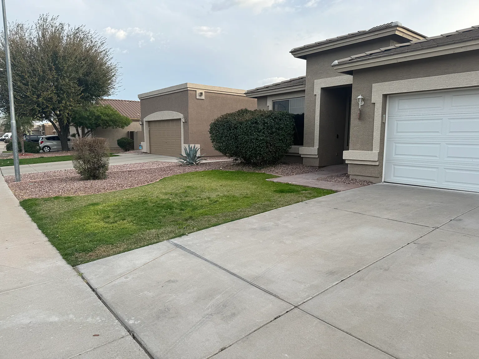 6 bed, 2011 sqft, $900 — Photo 2