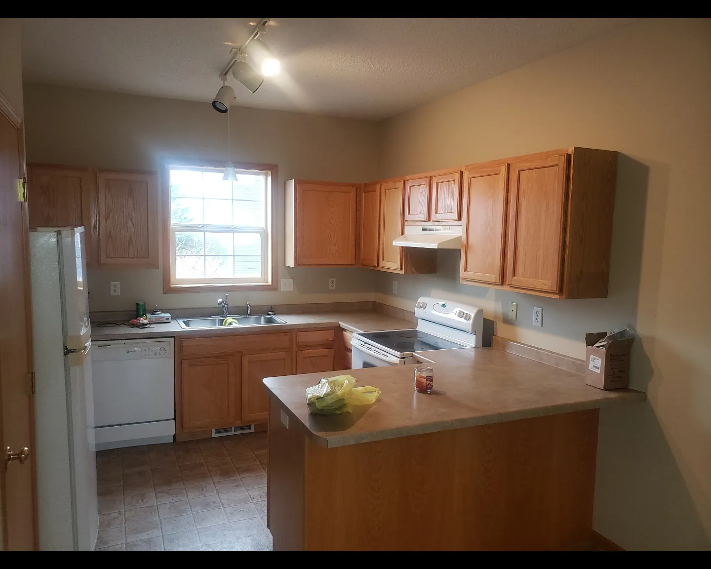 3 bed, 2.5 bath, 1600 sqft, $2,000 — Photo 3