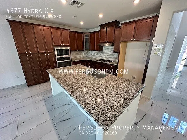 Gorgeous Four Bedroom Home in Westpark — Photo 4