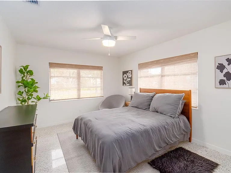 725 S Wilson Ave — Photo 13