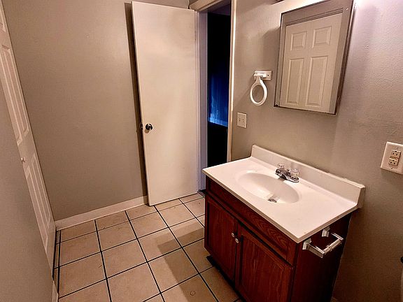 Bathroom w/ Linen Closet