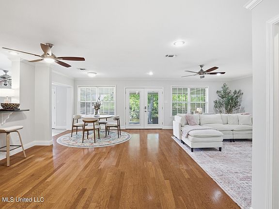 4th image of 707 Holly Hills Dr