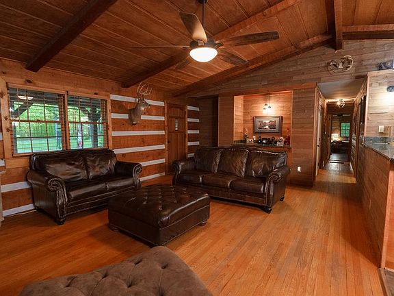 3rd image of 1065 White Oak Dr