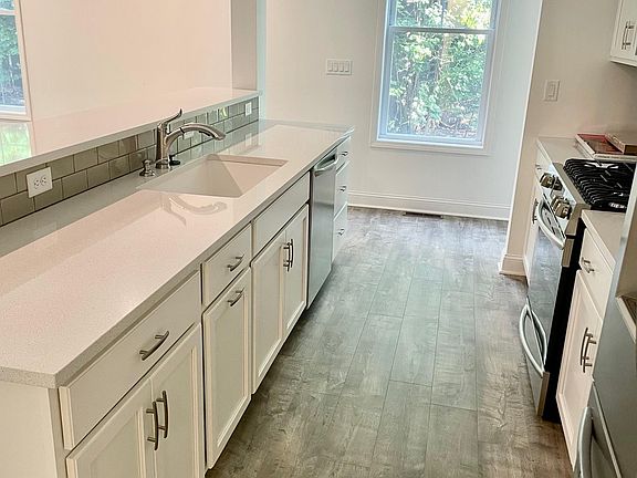 3rd image of 14 Landon Ln