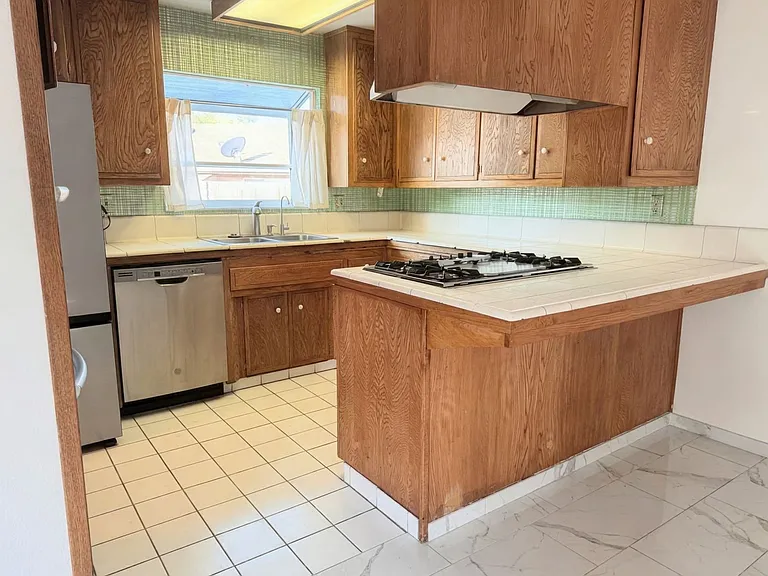 758 E Cypress Ave — Photo 7