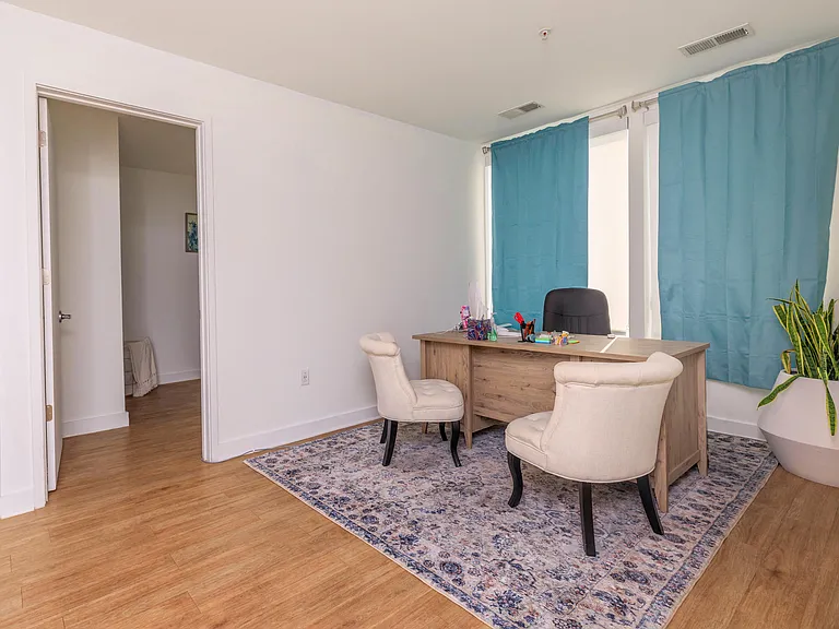 Hendrix Apartments — Photo 40