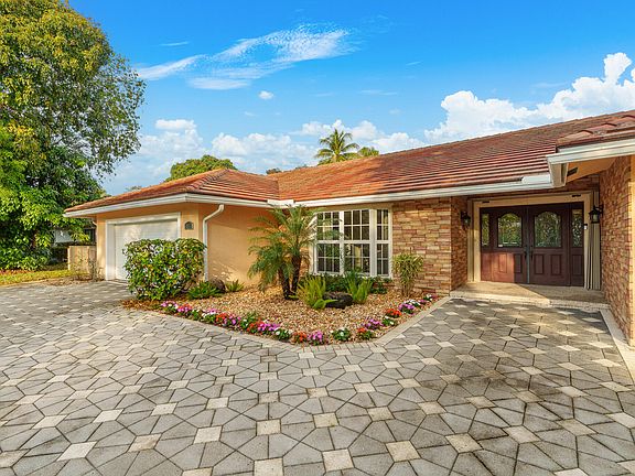 3rd image of 1012 E Cypress Drive
