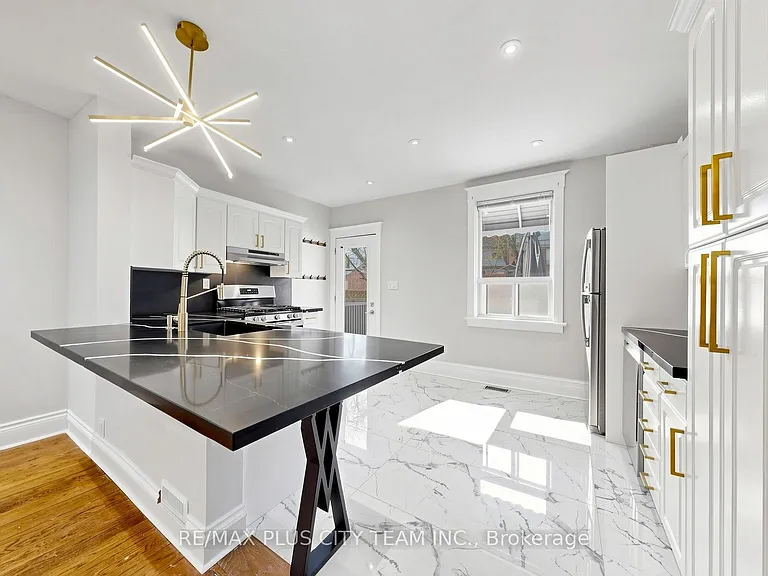 402 Woodbine Ave — Photo 1