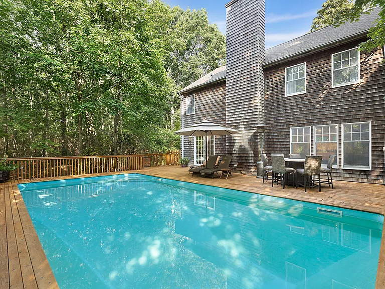 25 Old Sag Harbor Rd — Photo 2