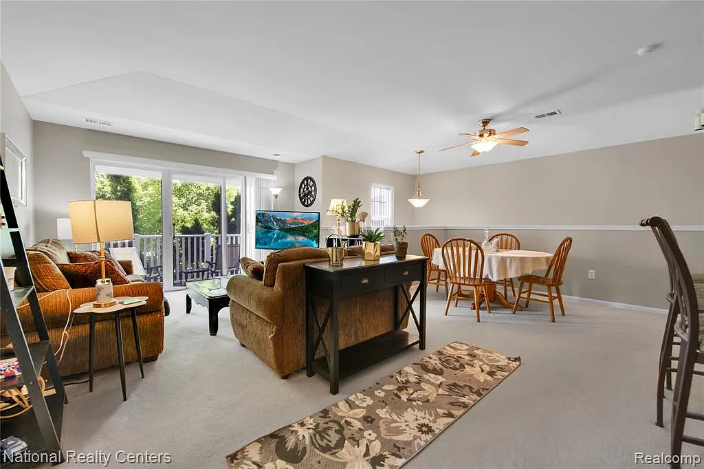 2 bed, 1.0 bath, 1410 sqft, $1,750 — Photo 3