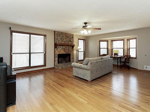 3rd image of 1039 Summer Hill Ct NW