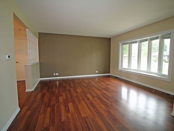 3rd image of 347 Dorchester Ln