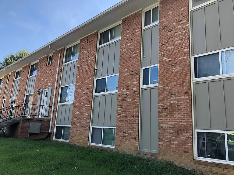 Renovated Apartment Close to VT — Photo 18
