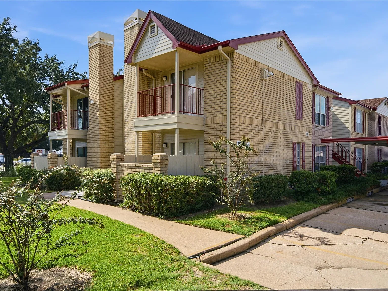 1 bed, 1.5 bath, 964 sqft, $1,300 — Photo 2