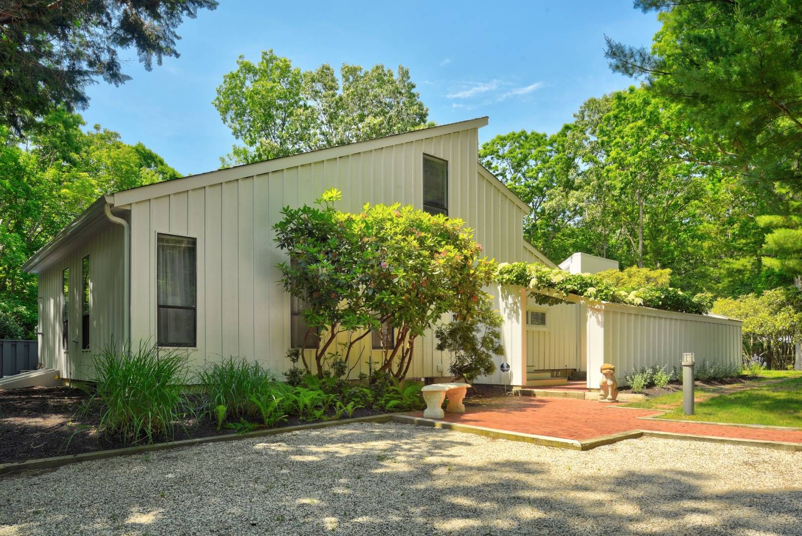 2 Hedges Banks Dr in East Hampton Out East