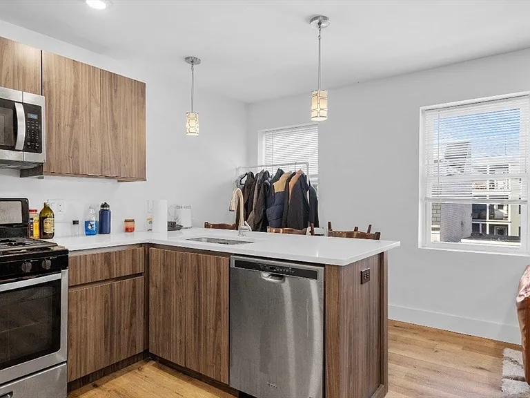 211 W 9th St #3 — Photo 2