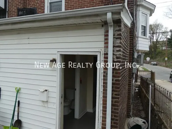 399 Hermitage St #1, Philadelphia, PA 19128