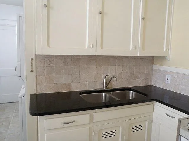 1004 Kavanaugh Blvd — Photo 3