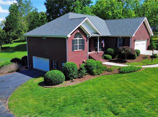 1911 Hampton Shores Dr, Seneca, SC 29672