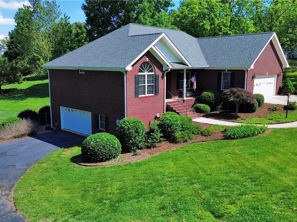 1911 Hampton Shores Dr, Seneca, SC 29672