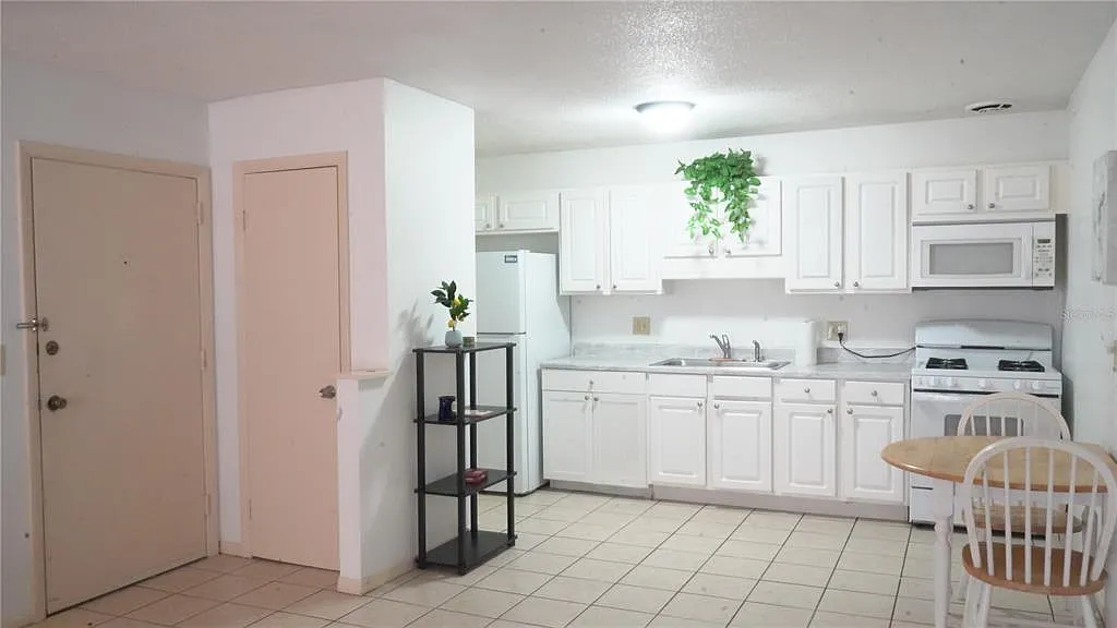 2 bed, 1.0 bath, 787 sqft, $1,100 — Photo 3